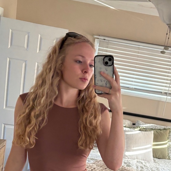 Meet your Posher, Abigail - Picture 1 of 1